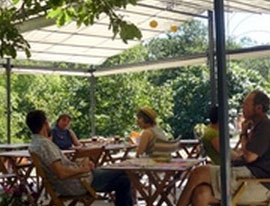 apéritif de bienvenue au camping des randonneurs avec des produits locaux