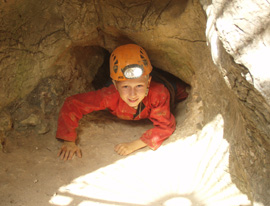 spéléologie dans les pyrénées orientales, une activité idéale à faire en famille avec des enfants