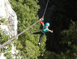 la via corda, un mélange de via ferrata et d'escalade pour les petits et grands dans l'Aude